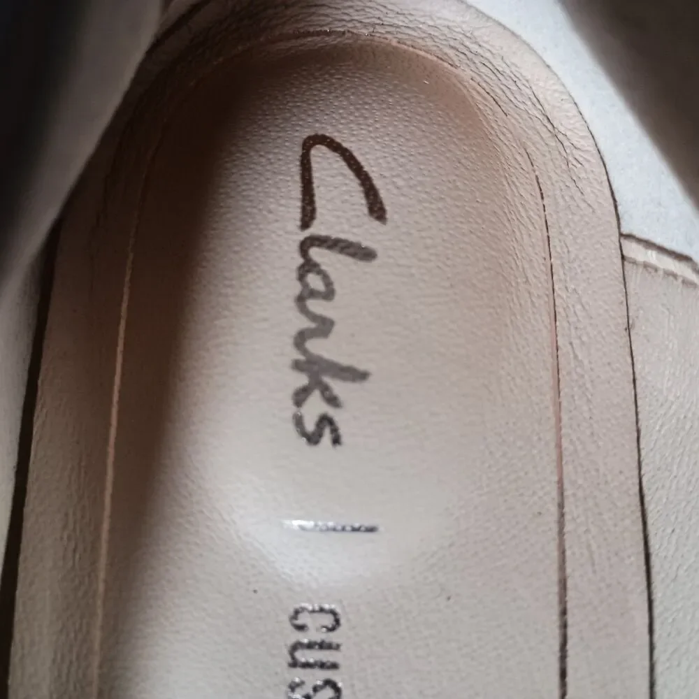 Clarks Pure Tone Loafer Shoes Womens 9 M Nude Leather Slip On Comfort